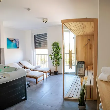 Tesla Aparthotel *